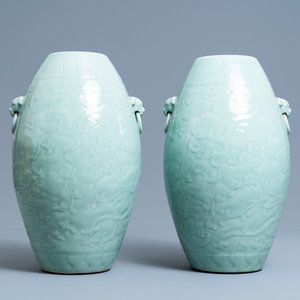 Une paire de vases en porcelaine de Chine céladon monochrome, marque de Qianlong, 19ème — photo 1