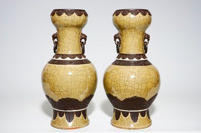 Une paire de vases en porcelaine de Chine craquelé sur fond café au lait, Nankin, 19ème