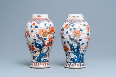Une paire de vases en porcelaine de Chine de style Imari, Kangxi