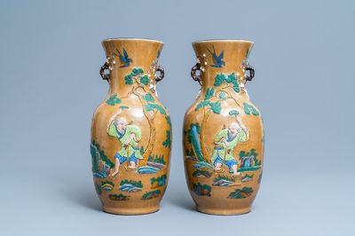 Une paire de vases en porcelaine de Chine dite 'de Nankin' à décor de Li Tieguai, 19ème
