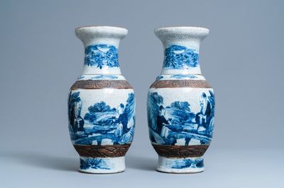 Une paire de vases en porcelaine de Chine dite 'de Nankin' en bleu et blanc, 19ème