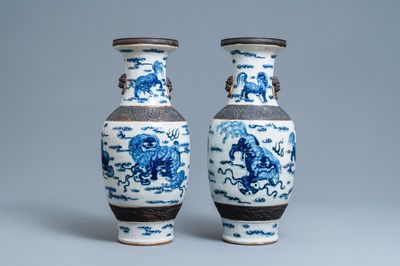 Une paire de vases en porcelaine de Chine dite 'de Nankin' en bleu et blanc, 19ème