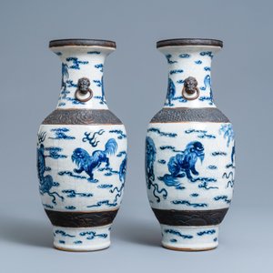 Une paire de vases en porcelaine de Chine dite 'de Nankin' en bleu et blanc, 19ème — photo 2