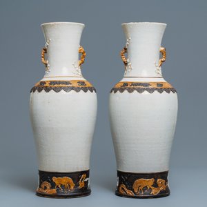 Une paire de vases en porcelaine de Chine dite 'de Nankin' figurant Li Tieguai, 19ème — photo 3