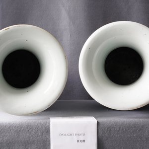 Une paire de vases en porcelaine de Chine doucai, 19/20ème — photo 9