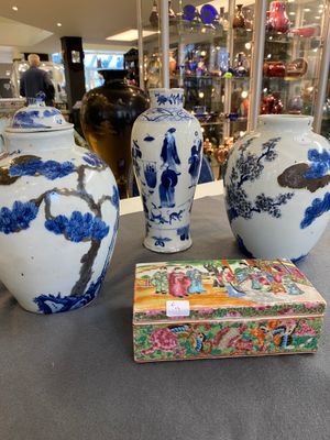 Une paire de vases en porcelaine de Chine en bleu, blanc et rouge de cuivre, un vase couvert et une boîte couverte de Canton, 19/20ème — photo 1