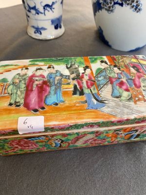 Une paire de vases en porcelaine de Chine en bleu, blanc et rouge de cuivre, un vase couvert et une boîte couverte de Canton, 19/20ème — photo 2