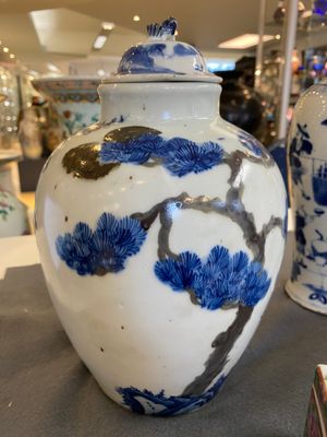 Une paire de vases en porcelaine de Chine en bleu, blanc et rouge de cuivre, un vase couvert et une boîte couverte de Canton, 19/20ème — photo 3