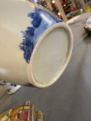 Une paire de vases en porcelaine de Chine en bleu, blanc et rouge de cuivre, un vase couvert et une boîte couverte de Canton, 19/20ème — photo 6