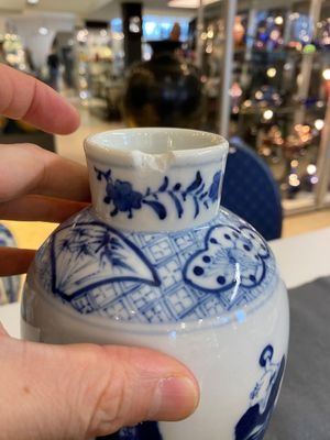 Une paire de vases en porcelaine de Chine en bleu, blanc et rouge de cuivre, un vase couvert et une boîte couverte de Canton, 19/20ème — photo 9
