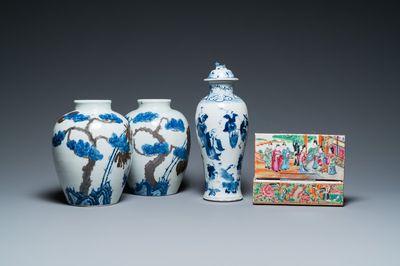 Une paire de vases en porcelaine de Chine en bleu, blanc et rouge de cuivre, un vase couvert et une boîte couverte de Canton, 19/20ème