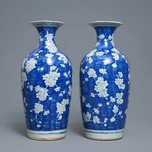 Une paire de vases en porcelaine de Chine en bleu et blanc, 19ème — photo 1