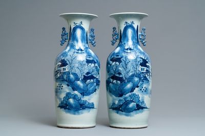Une paire de vases en porcelaine de Chine en bleu et blanc, 19ème