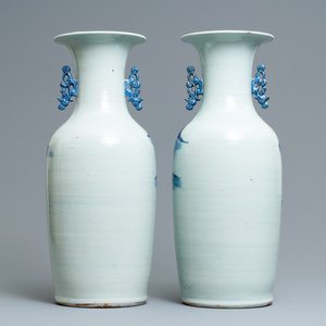 Une paire de vases en porcelaine de Chine en bleu et blanc, 19ème — photo 3