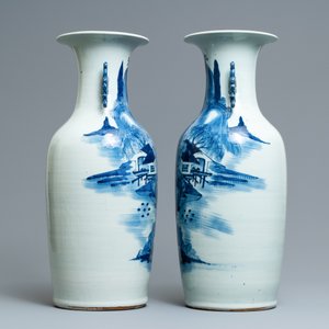 Une paire de vases en porcelaine de Chine en bleu et blanc, 19ème — photo 4