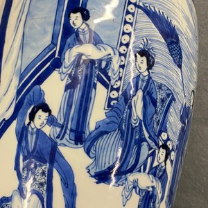 Une paire de vases en porcelaine de Chine en bleu et blanc à décor de musiciennes et de danseuses, Kangxi — photo 19