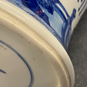 Une paire de vases en porcelaine de Chine en bleu et blanc à décor de musiciennes et de danseuses, Kangxi — photo 22