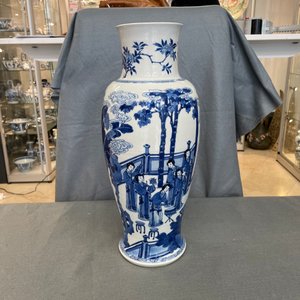 Une paire de vases en porcelaine de Chine en bleu et blanc à décor de musiciennes et de danseuses, Kangxi — photo 27