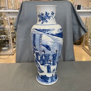 Une paire de vases en porcelaine de Chine en bleu et blanc à décor de musiciennes et de danseuses, Kangxi — photo 28