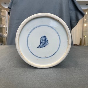 Une paire de vases en porcelaine de Chine en bleu et blanc à décor de musiciennes et de danseuses, Kangxi — photo 30