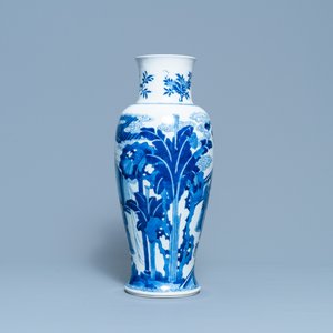 Une paire de vases en porcelaine de Chine en bleu et blanc à décor de musiciennes et de danseuses, Kangxi — photo 3