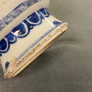 Une paire de vases en porcelaine de Chine en bleu et blanc à décor de taotie, Kangxi — photo 13