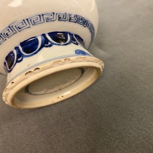 Une paire de vases en porcelaine de Chine en bleu et blanc à décor de taotie, Kangxi — photo 22