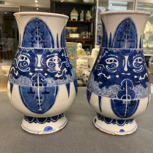 Une paire de vases en porcelaine de Chine en bleu et blanc à décor de taotie, Kangxi — photo 24