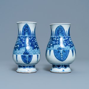 Une paire de vases en porcelaine de Chine en bleu et blanc à décor de taotie, Kangxi — photo 4
