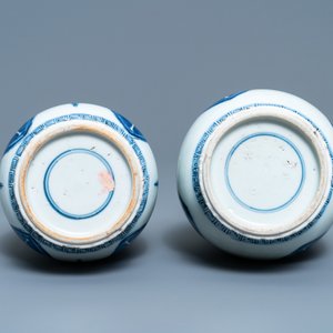 Une paire de vases en porcelaine de Chine en bleu et blanc à décor de taotie, Kangxi — photo 6