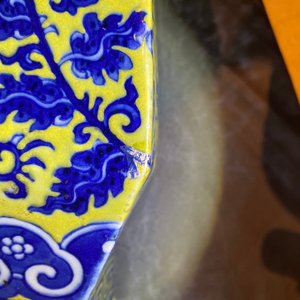 Une paire de vases en porcelaine de Chine en bleu et blanc à fond jaune, 19ème — photo 16