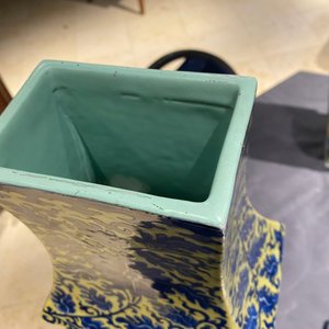 Une paire de vases en porcelaine de Chine en bleu et blanc à fond jaune, 19ème — photo 17