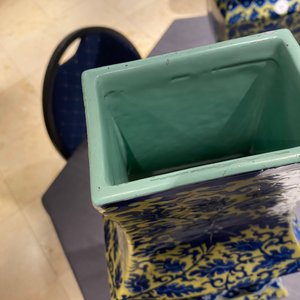 Une paire de vases en porcelaine de Chine en bleu et blanc à fond jaune, 19ème — photo 18