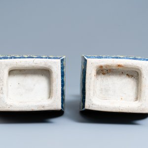 Une paire de vases en porcelaine de Chine en bleu et blanc à fond jaune, 19ème — photo 6