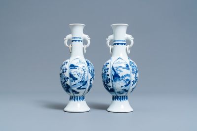 Une paire de vases en porcelaine de Chine en bleu et blanc aux anses en forme de tête d'éléphant, Kangxi