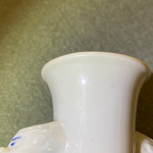 Une paire de vases en porcelaine de Chine en bleu et blanc aux anses en forme de tête d'éléphant, Kangxi — photo 13