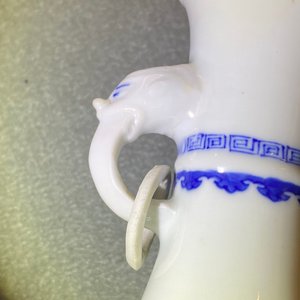 Une paire de vases en porcelaine de Chine en bleu et blanc aux anses en forme de tête d'éléphant, Kangxi — photo 16