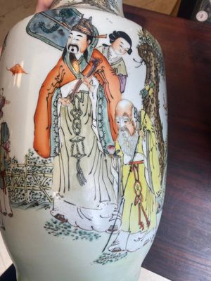 Une paire de vases en porcelaine de Chine en bleu et blanc et deux vases qianjiang cai, 19/20ème — photo 12