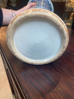 Une paire de vases en porcelaine de Chine en bleu et blanc et deux vases qianjiang cai, 19/20ème — photo 6