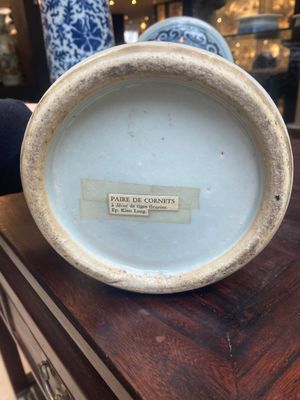 Une paire de vases en porcelaine de Chine en bleu et blanc et deux vases qianjiang cai, 19/20ème — photo 7