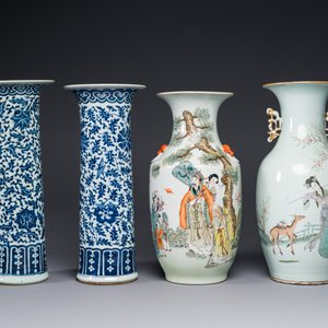 Une paire de vases en porcelaine de Chine en bleu et blanc et deux vases qianjiang cai, 19/20ème — photo 2