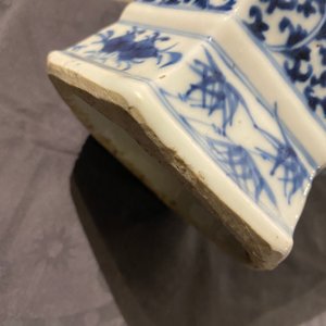 Une paire de vases en porcelaine de Chine en bleu et blanc et un à fond céladon, 19ème — photo 11