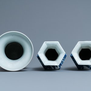 Une paire de vases en porcelaine de Chine en bleu et blanc et un à fond céladon, 19ème — photo 5