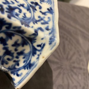 Une paire de vases en porcelaine de Chine en bleu et blanc et un à fond céladon, 19ème — photo 9
