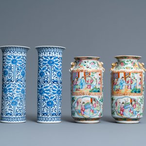 Une paire de vases en porcelaine de Chine en bleu et blanc et une paire en famille rose de Canton, 19ème — photo 3