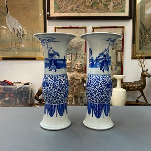 Une paire de vases en porcelaine de Chine en bleu et blanc, Guangxu — photo 8