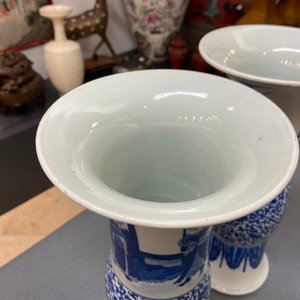 Une paire de vases en porcelaine de Chine en bleu et blanc, Guangxu — photo 9