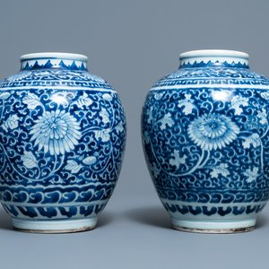 Une paire de vases en porcelaine de Chine en bleu et blanc, Kangxi — photo 2