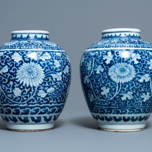 Une paire de vases en porcelaine de Chine en bleu et blanc, Kangxi — photo 3
