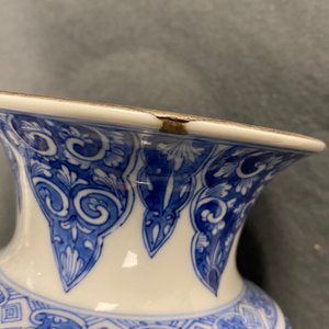 Une paire de vases en porcelaine de Chine en bleu et blanc, Kangxi — photo 11